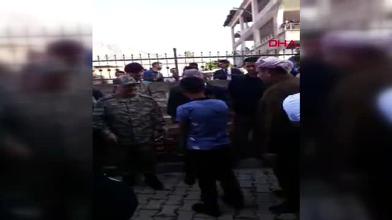 HAKKARİ Milli Savunma Bakanı Hulusi Akar Derecik'te bayram namazı kıldı