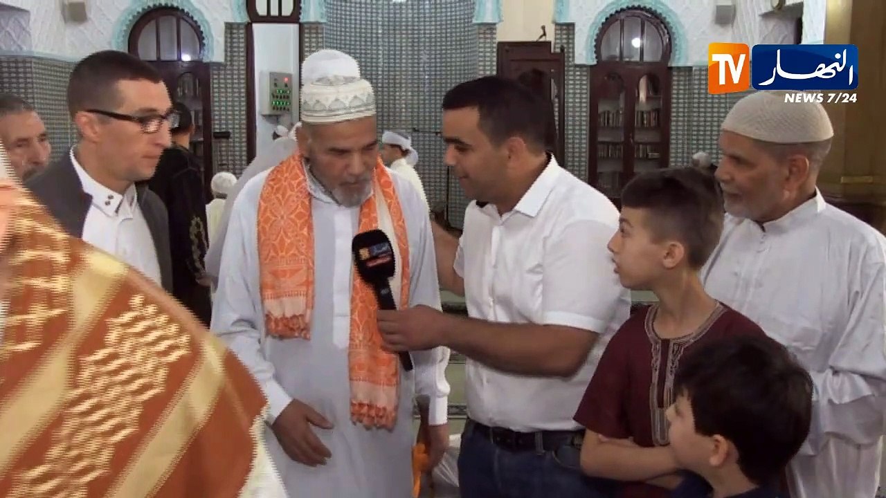 المصلون يقدمون تهاني العيد من مسجد "الشيخ الفضيل الورتيلاني" في أجواء أخوية