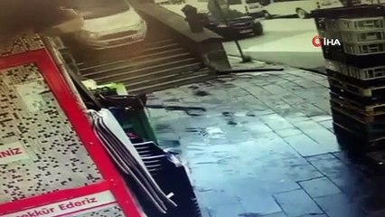 Yanlış yola giren sürücü, merdivenlerden çarşı merkezine böyle indi