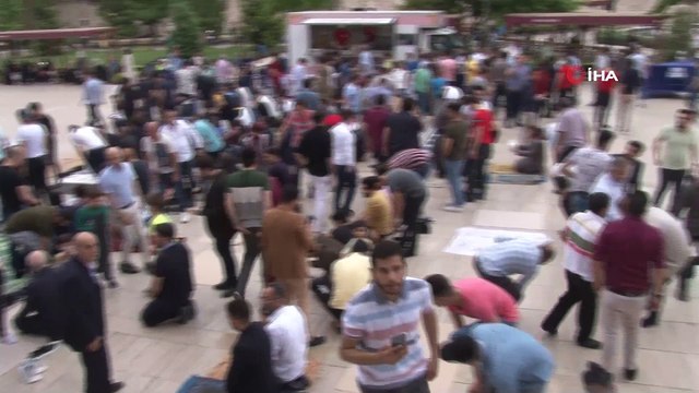 Fatih Camii’nde bayram namazı sonrası sıcak çorba ikramı