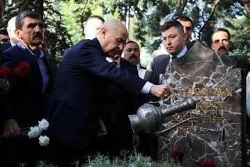 Bahçeli'den bayram sabahı Türkeş'in kabrine ziyaret