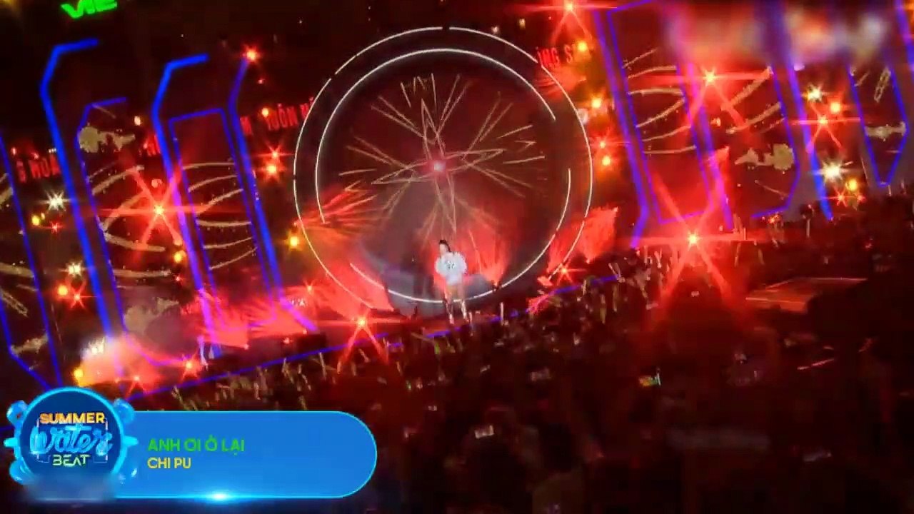 Chi Pu lộ giọng yếu khi hát live Anh ơi ở lại