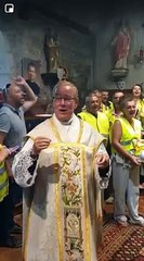 Un curé chante "Emmanuel Macron oh tête de con, on vient te chercher chez toi"