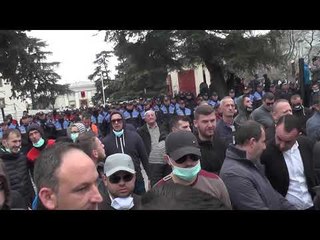 PROTESTA 42 NË PRANGA,POLICIA GODITËN EFEKTIVËT ME MJETE TË FORTA