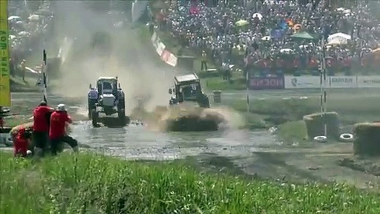Carrera de tractores en Rusia y pasa esto