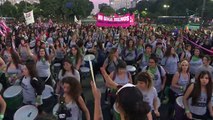 عشرات آلاف النساء يتظاهرن ضد العنف الذكوري في الأرجنتين
