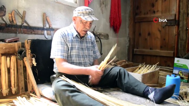 Yarım Asırdır Süpürge Yapıyor