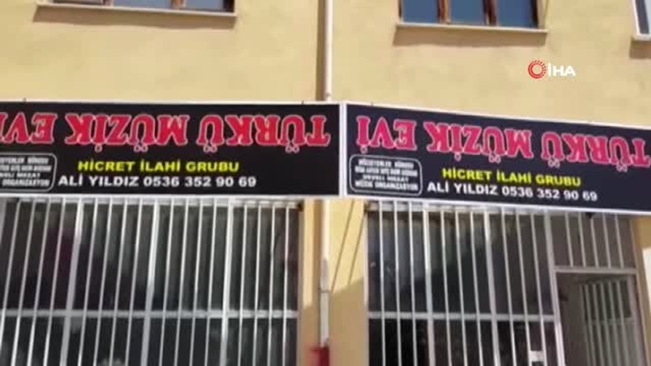 Tüm işleri ters gidince dükkanın tabelasını da ters yaptırdı