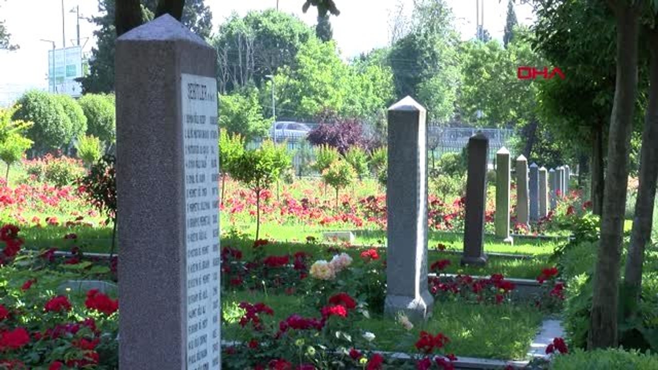 İSTANBUL- EDİRNEKAPI ŞEHİTLİĞİ'NDE HÜZÜNLÜ BAYRAM