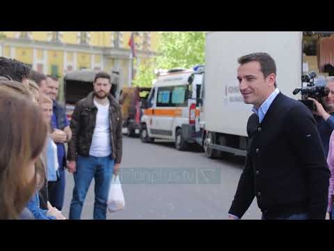 Tre kamionë me ndihma drejt Korçës - News, Lajme - Vizion Plus