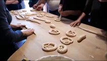 Leçon de fabrication de bretzels à Cornot (70)