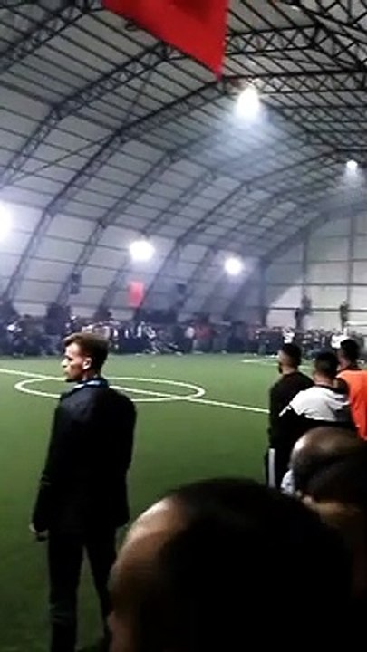 Turniri tradicional për nder të “Tre Heronjëve” të fshatit Nekoc është mbyllur dje me një atmosferë të zjarrtë. Shumë tifozë ishin të pranishëm, ku salla ishte e vogël për t’i zënë të gjithë, ku shumë të tillë mbetën jashtë.  Në këtë turnir, që ka një org