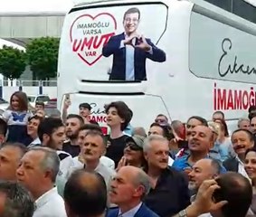 Soylu'yu protesto eden halk İmamoğlu'nu coşkuyla karşıladı.