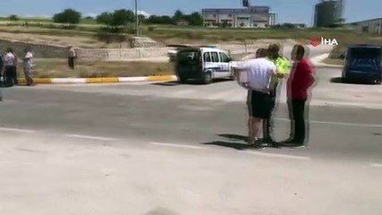 Otomobile çarpan traktör ortadan ikiye bölündü: 2 yaralı