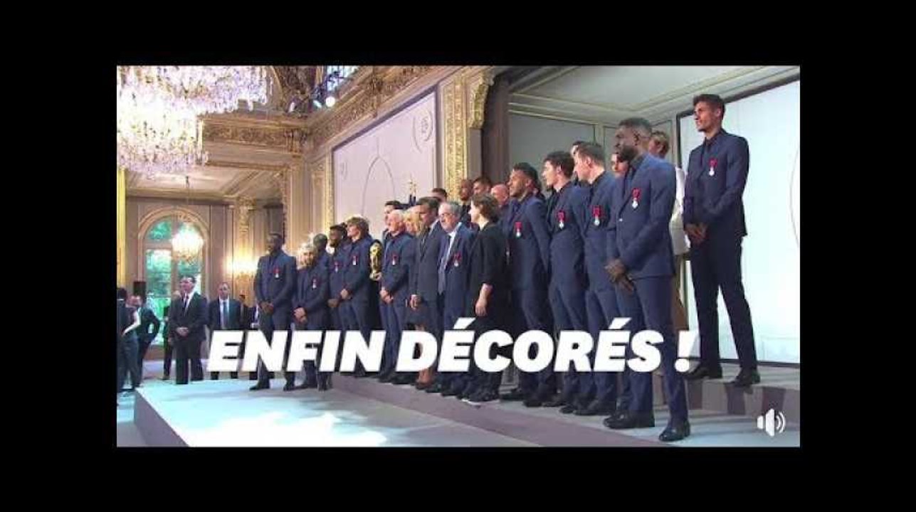 Les Bleus ont reçu la Légion d’honneur après avoir été longuement félicités par Macron