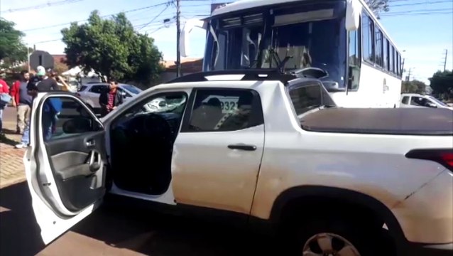 Carro e ônibus batem no Bairro Coqueiral