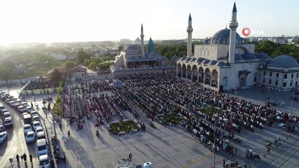 Mevlana Meydanı'nda bayram namazı coşkusu havadan görüntülendi