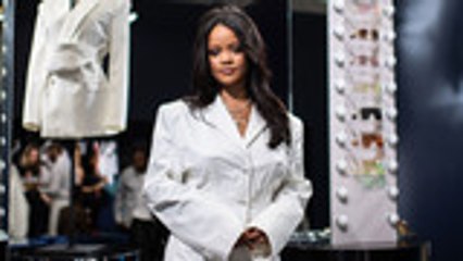 Descargar video: Rihanna Named World's Richest Female Musician | Billboard News