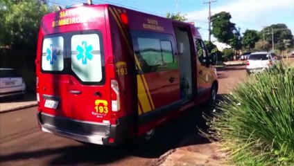 Ao tentar pular grade de residência, homem tem ferro cravado ao corpo e fica pendurado