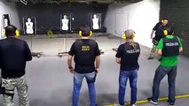 Polícia brasileiro passa em frente aos alunos durante sessão de tiro!