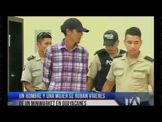 Un hombre y una mujer roban víveres en un minimarket