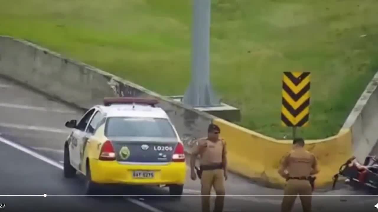 Vídeo mostra momento em que PMs teriam plantado arma sob corpo de motociclista