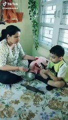 اضحك طفل  ياكل  رغما عنه