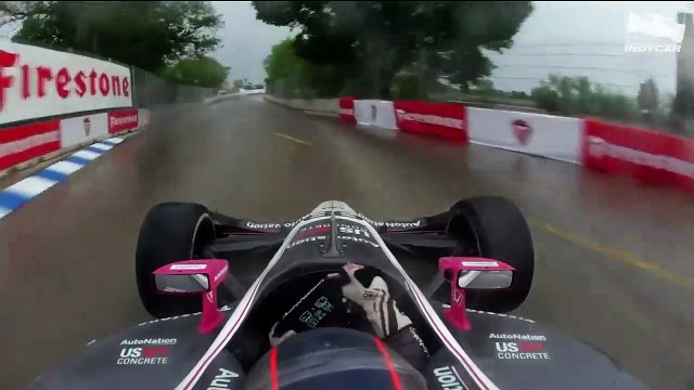 Le pilote Marco Andretti roule en pneus slick sur route mouillée et maitrise parfaitement