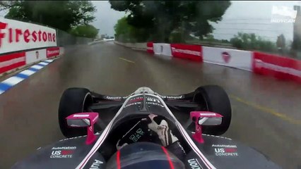 Le pilote Marco Andretti roule  en pneus slick sur route mouillée et maitrise parfaitement