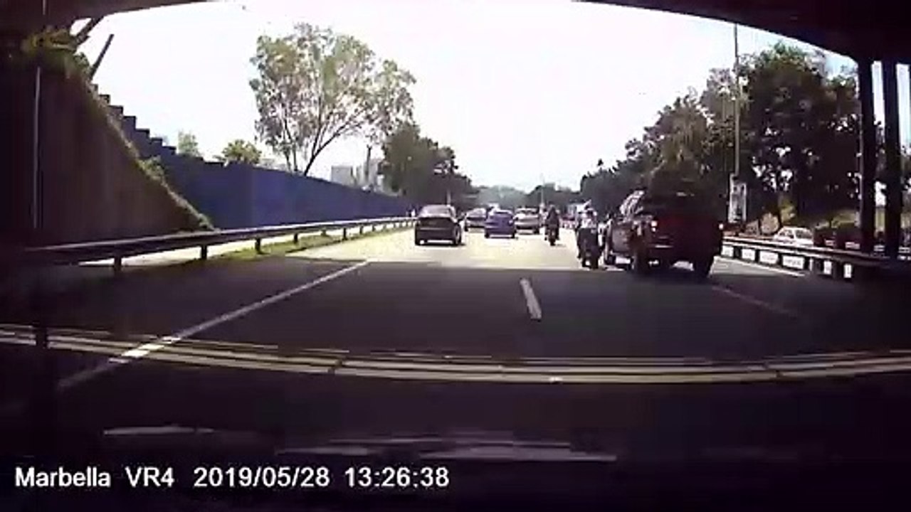 Ce motard qui roule trop vite percute l'arrière d'une voiture