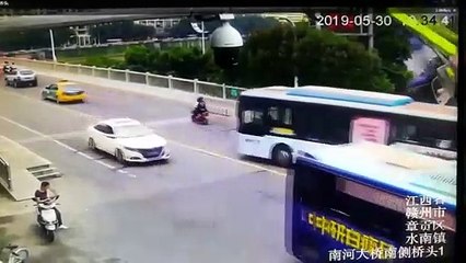 Ces ouvriers vont avoir beaucoup de chance alors qu'une grue chute sur eux