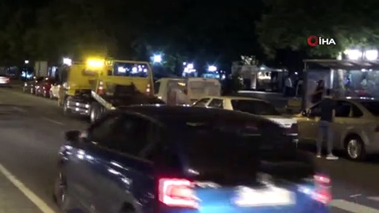 İki aracın karıştığı kaza sahil yolunda aksamalara neden oldu