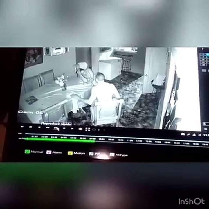 un hombre golpea a una mujer de una manera muy humillante