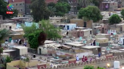 توافد الأهالي على زيارة المقابر بعد صلاة العيد