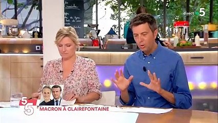 Face aux joueuses de l'équipe de France de foot, Emmanuel Macron met la pression pour "ramener la coupe à la maison" - Regardez