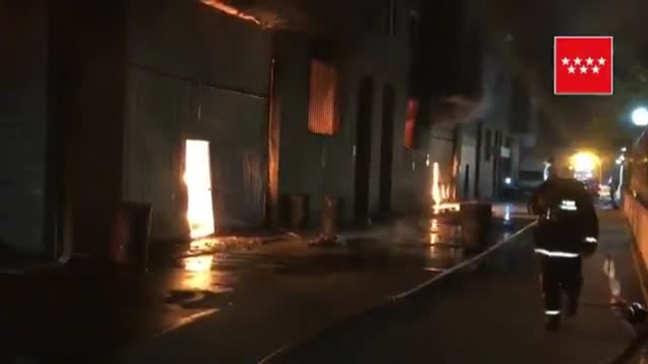 Aparatoso incendio en una nave industrial de Madrid