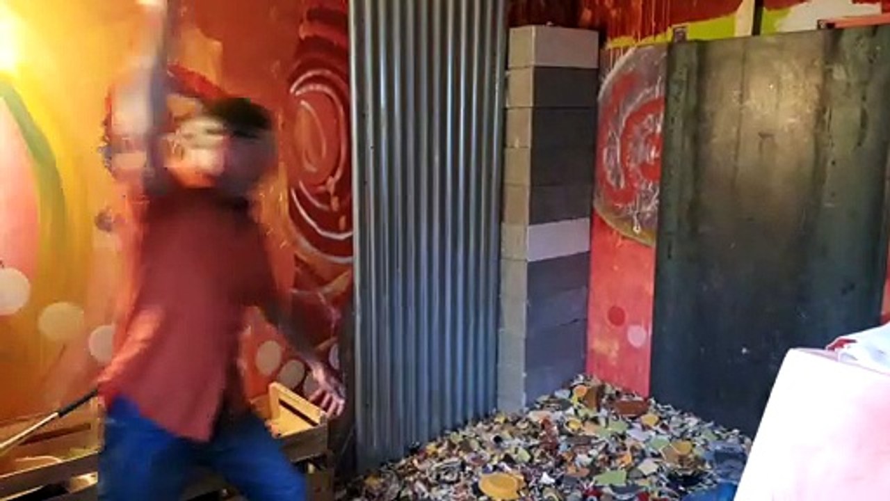 L'art de se défouler en cassant de la vaisselle