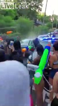 Assaut au pistolet à eau d'une voiture de police à Atlanta pour protester contre les armes à feu !