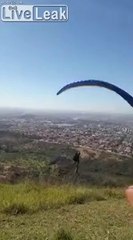 Ce chien mord un parapente et décolle avec lui !