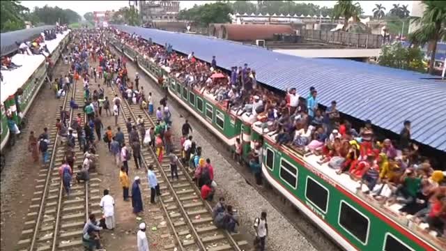 Los musulmanes vuelven a casa para celebrar el fin del Ramadán