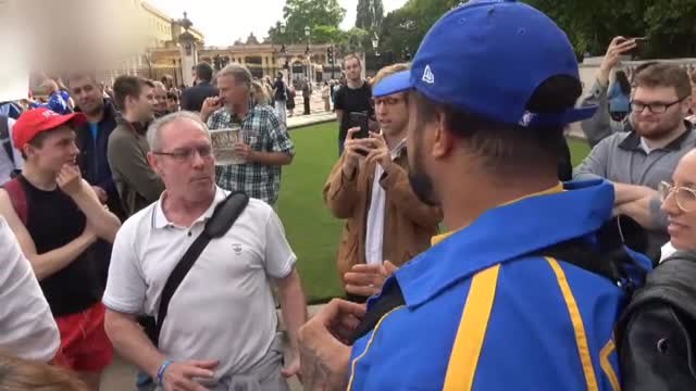 Miles de personas protestan en Londres contra Trump