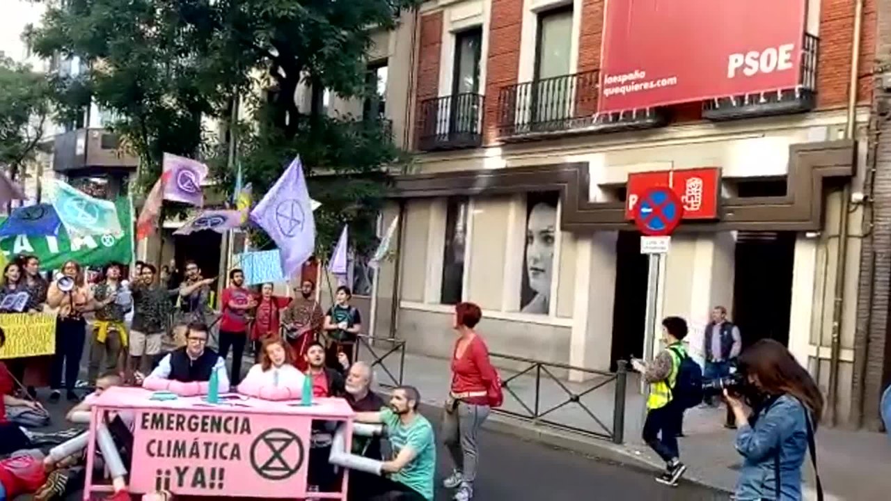 Medio centenar de personas cortan Ferraz y exigen "emergencia climática"