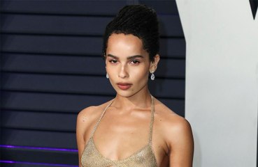 Zoe Kravitz applies highlighter under concealer