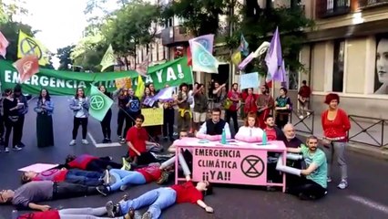 Medio centenar de personas cortan Ferraz y exigen "emergencia climática"