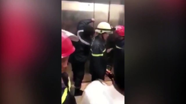 giải cứu 21 người mắc kẹt trong thang máy giữa lầu 2 và lầu 3 ở công ty TNHH Ngôi Nhà Đức (quận 1, TP.HCM). Cảnh sát phải tiếp cận giải cứu.