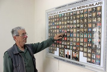 Köy konağındaki panoyu gören şaşırıyor!  Fotoğrafları ev ev dolaşıp topladı