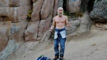Un papy de 70 ans grimpe une crevasse à mains nues et sans équipements