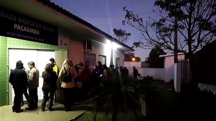 População 'madruga' em frente a unidades de saúde para garantir acesso a vacina da gripe