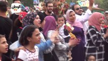 رقص عدد من الشباب أمام مسجد مصطفى محمود احتفالا بالعيد