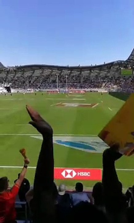Les supporters kényans exultent après le premier essai de leur équipe face à la France !